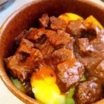 Egy egyszerű, hétköznapi folyadék teljesen új szintre emelheti a marhapörkölt ízét. Mutatjuk a trükköt, amit még kevesen ismernek Magyarországon.