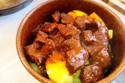 Egy egyszerű, hétköznapi folyadék teljesen új szintre emelheti a marhapörkölt ízét. Mutatjuk a trükköt, amit még kevesen ismernek Magyarországon.