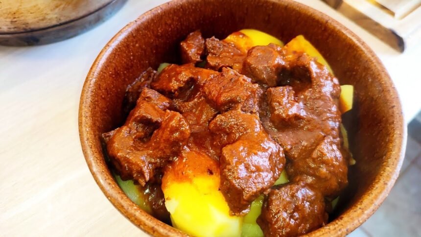 Egy egyszerű, hétköznapi folyadék teljesen új szintre emelheti a marhapörkölt ízét. Mutatjuk a trükköt, amit még kevesen ismernek Magyarországon.