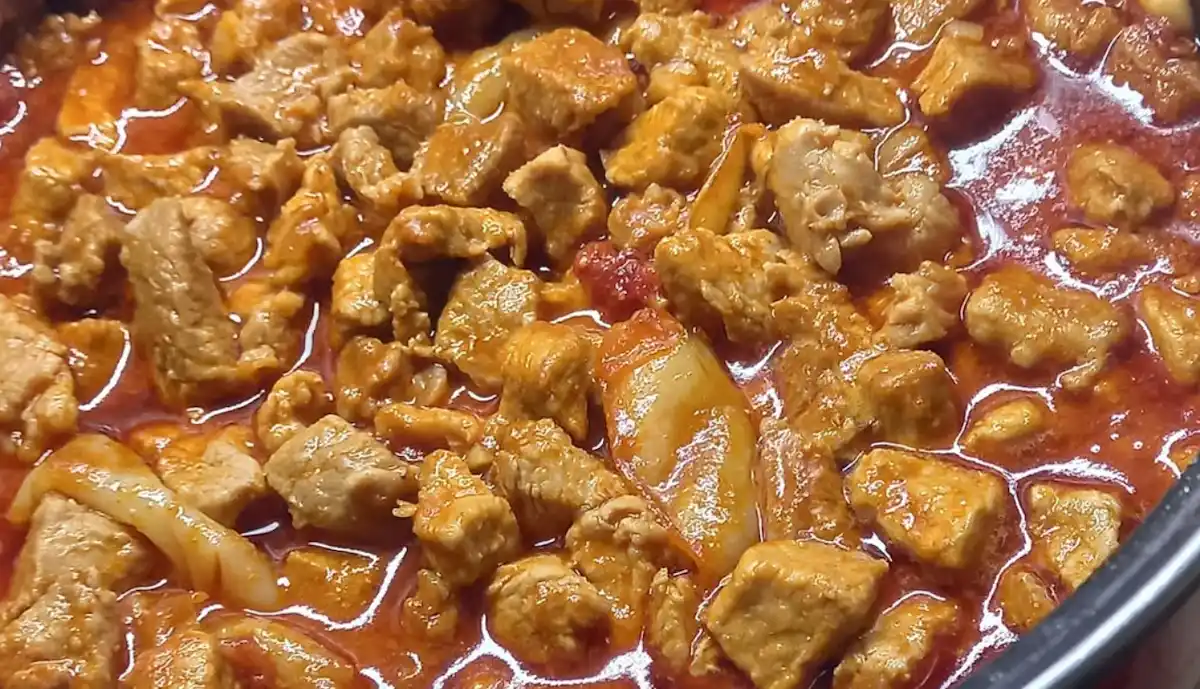 Soha ne önts vizet a pörkölt alá az elején! Ettől a trükktől olyan sűrű lesz a szaftod, mint a profi szakácsoké