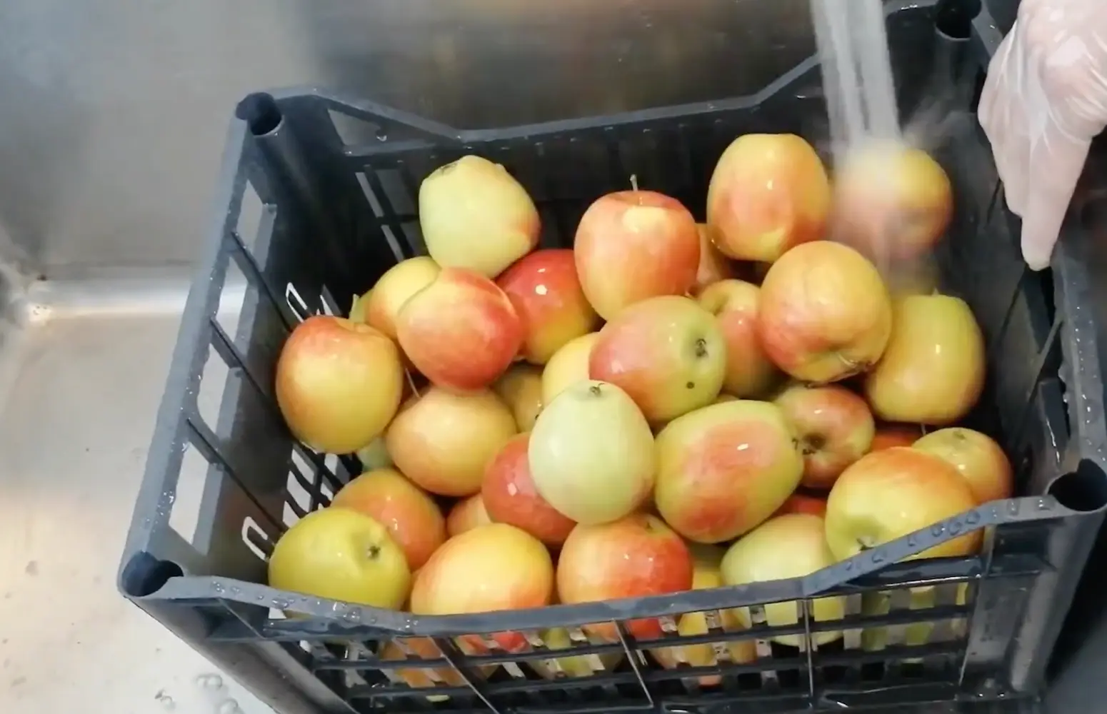 Így kell megmosni jól a bolti almákat! – A sima csapvíz nem elég