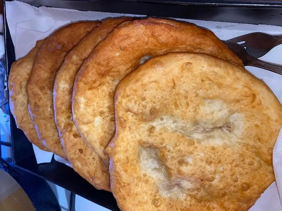 Így dagaszd a lángos tésztáját, hogy ne váljon cipőtalp belőle