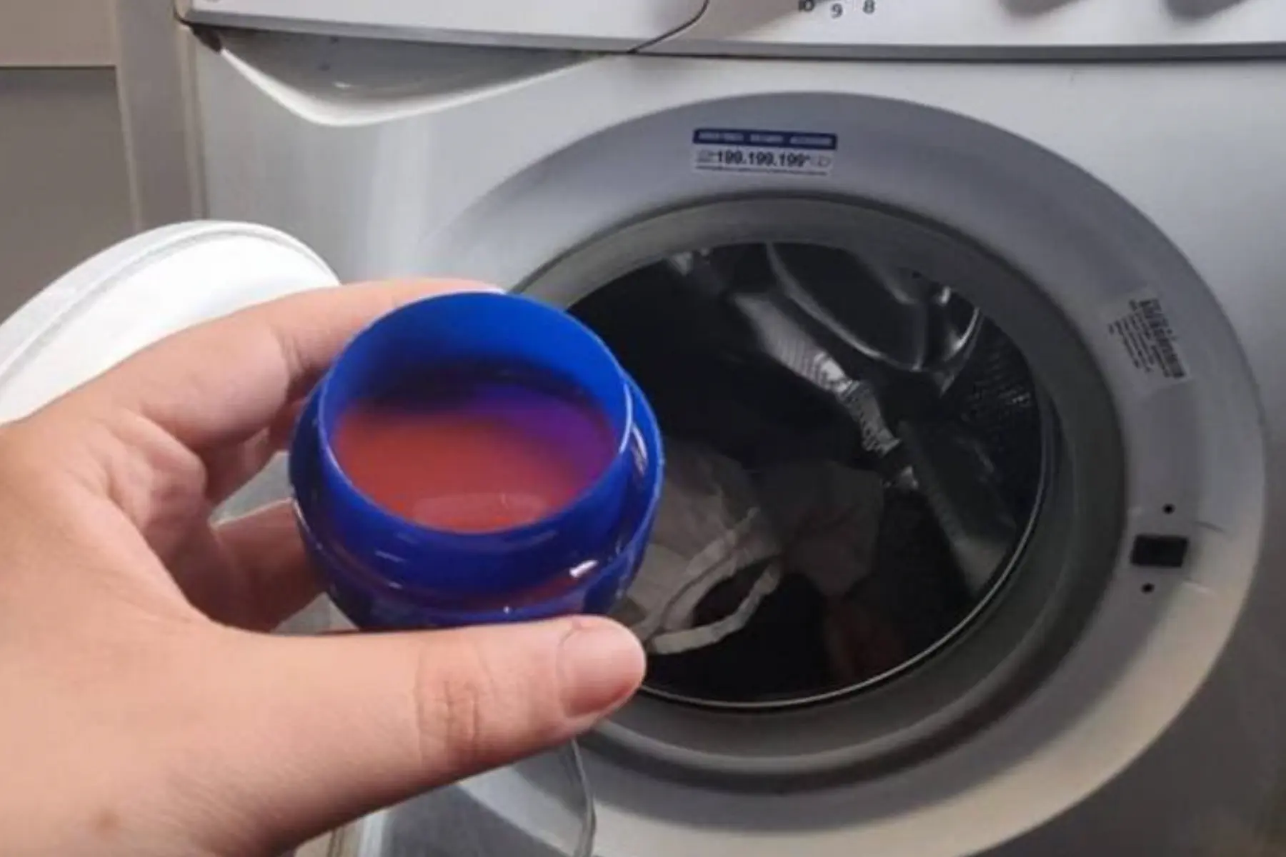 Soha többé dohos, büdös ruha! Egyszerű szer, ami üde fehérré és átható illatúvá varázsolja a ruhákat