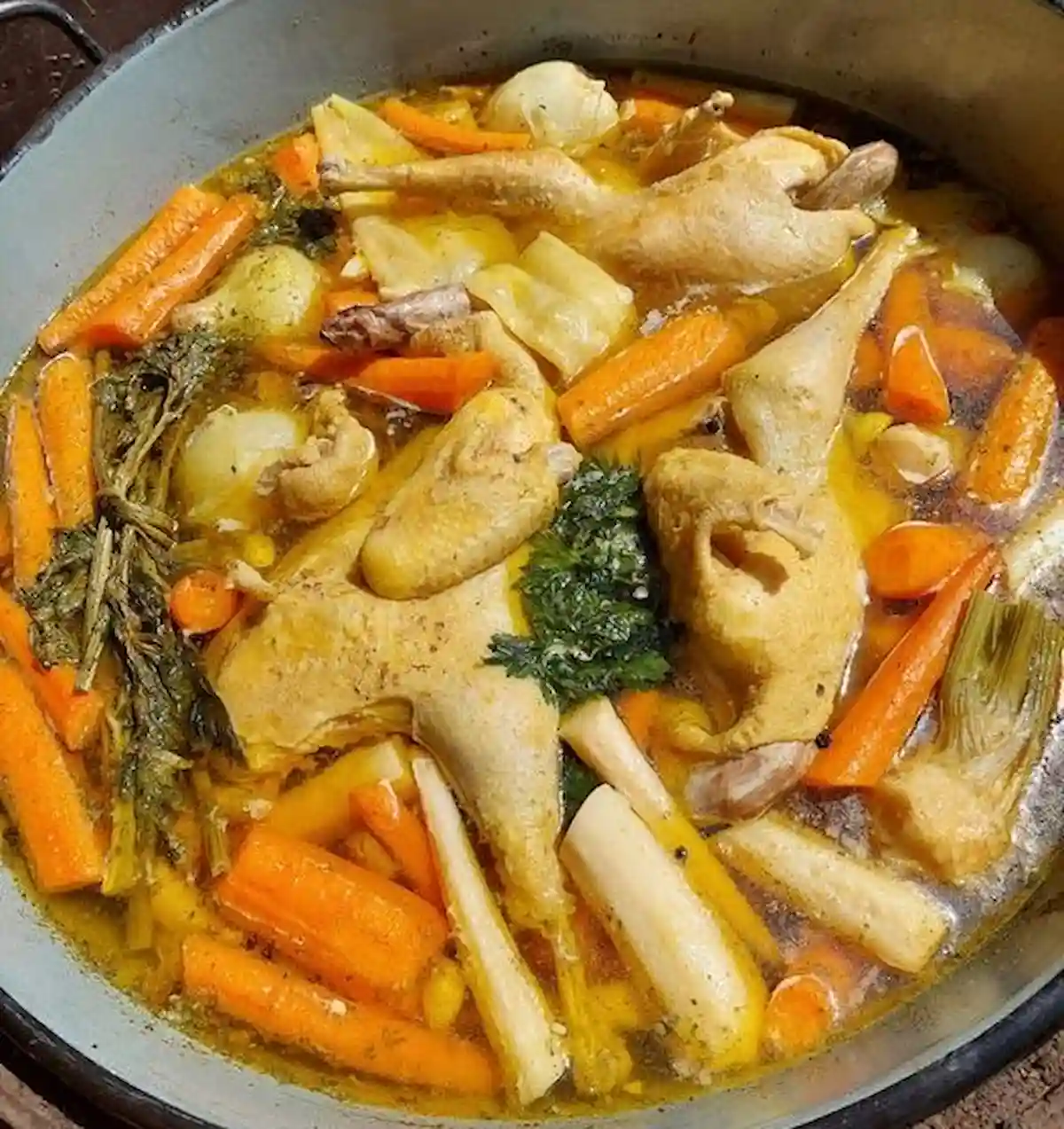 Már 100 éve is így készítették: Itt az eredeti, tanyasi tyúkhúsleves recept