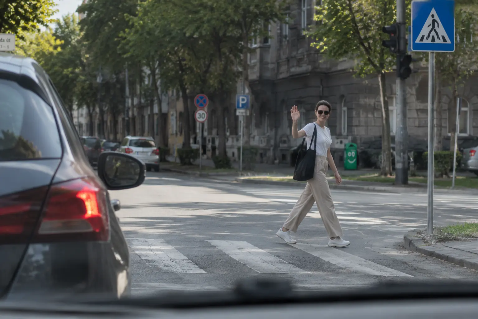 A pszichológus szerint ilyen emberek azok, akik mindig intenek köszönésképpen az autósoknak, ha átengedik őket