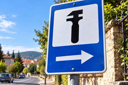 Fiatal sofőrök nagyot néznek ennél a magyar KRESZ-táblánál: mit ábrázol a furcsa jel?