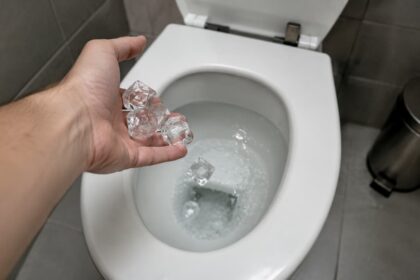 Ezért dobálnak az angolok ecetes jégkockát a vécébe