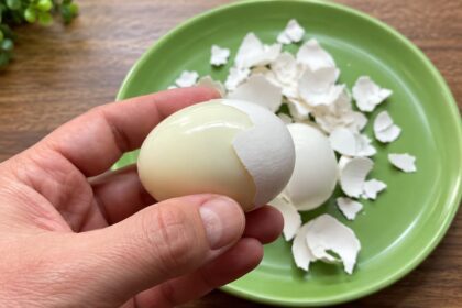 Így pucolhatod meg könnyebben a főtt tojást – néhány egyszerű trükk, hogy ne jöjjön le vele a fél tojás