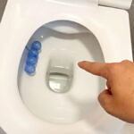 Anyósom meglepőmódszere – Ezt öntsd a wc-be este és reggelre szebb lesz, mint új korában