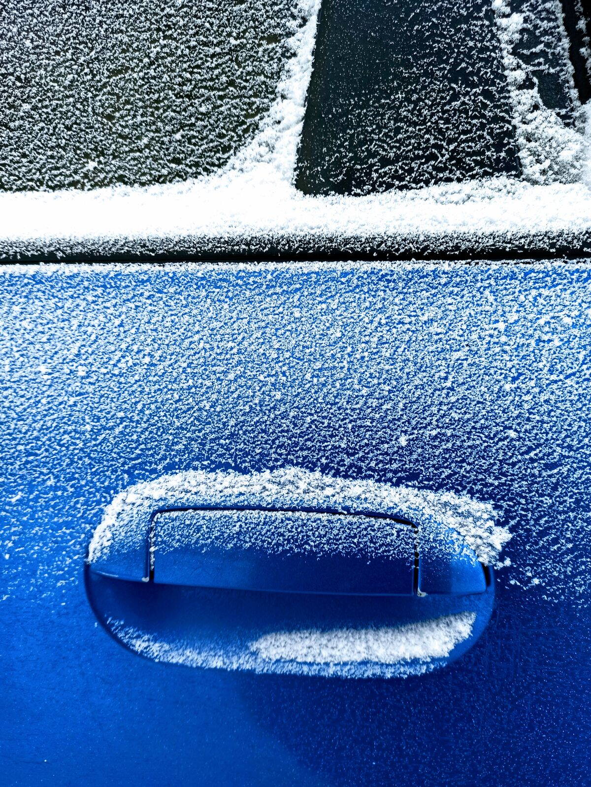 Hóval borított autóajtó kilincs