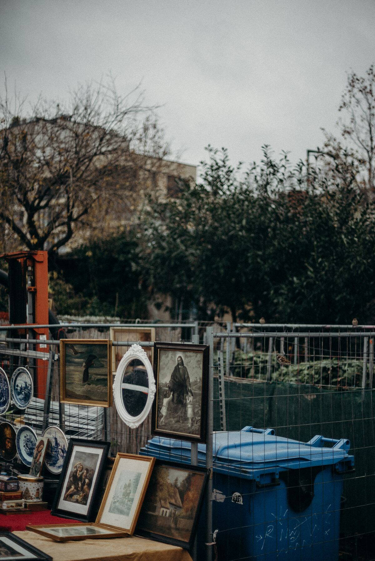 Régi festmények és nyomatok egy szabadtéri bolhapiacon