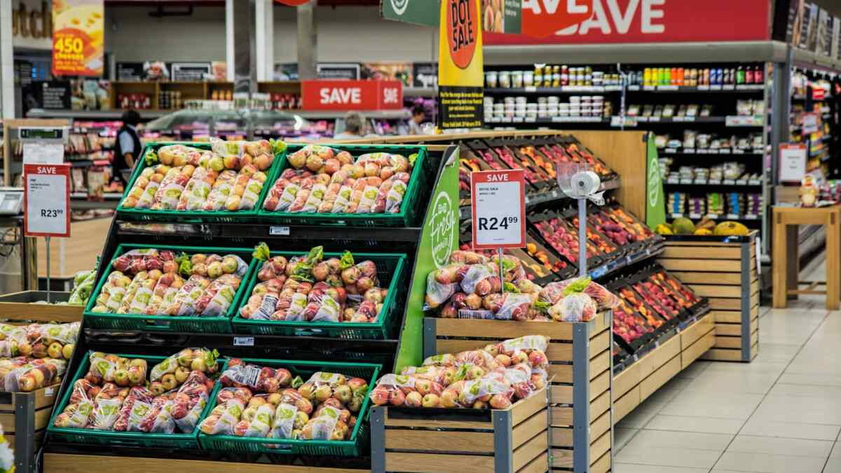 Élelmiszerbolt polcai termékekkel