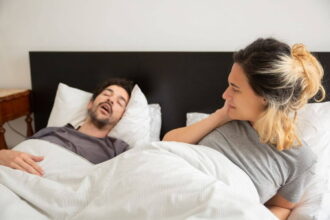 Pár az ágyban, a férfi horkol, a nő nem tud aludni
