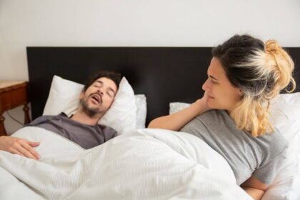 Pár az ágyban, a férfi horkol, a nő nem tud aludni