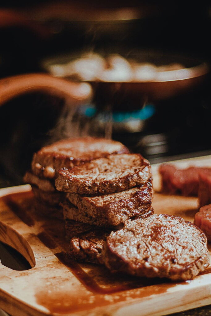 Grillezett steakszeletek egy fa deszkán
