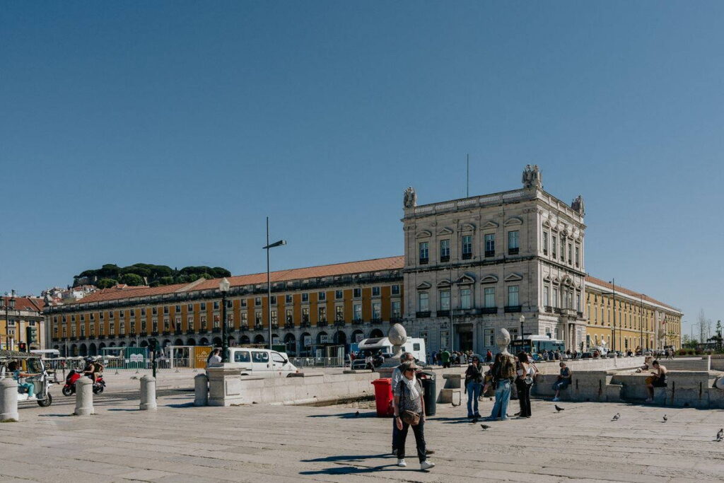 A lisszaboni Kereskedelmi tér turistákkal
