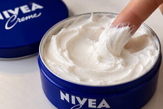 Nemcsak az arcodra jó: erre is használják egyre többen a kék Nivea krémet