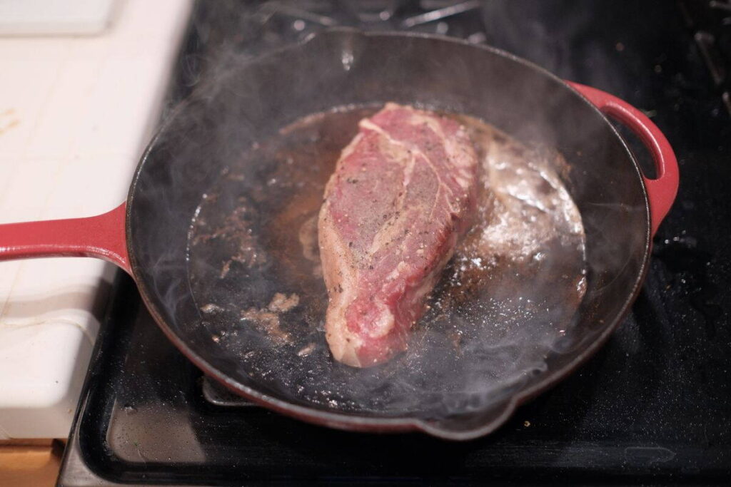 Steak sül egy öntöttvas serpenyőben