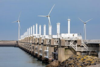 Az Oosterscheldekering pillérei és kapui Zeeland partjainál