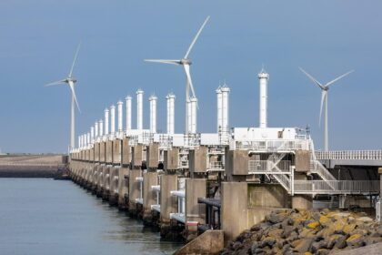 Az Oosterscheldekering pillérei és kapui Zeeland partjainál