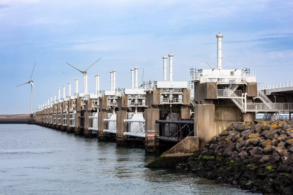 Az Oosterscheldekering kapusora betonpillérekkel