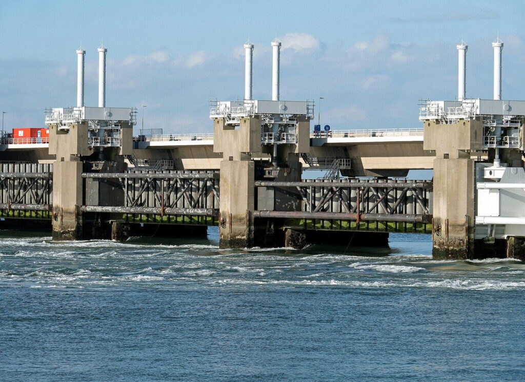 Az Oosterscheldekering egyik pillére és kapuja közelről