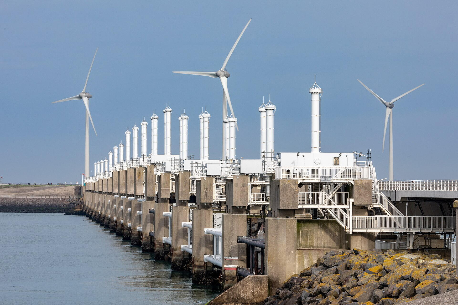 Az Oosterscheldekering pillérei és kapui Zeeland partjainál