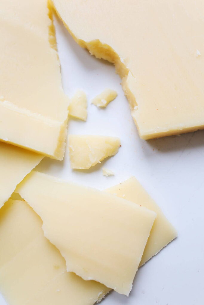 Repedt parmezándarabok közelről