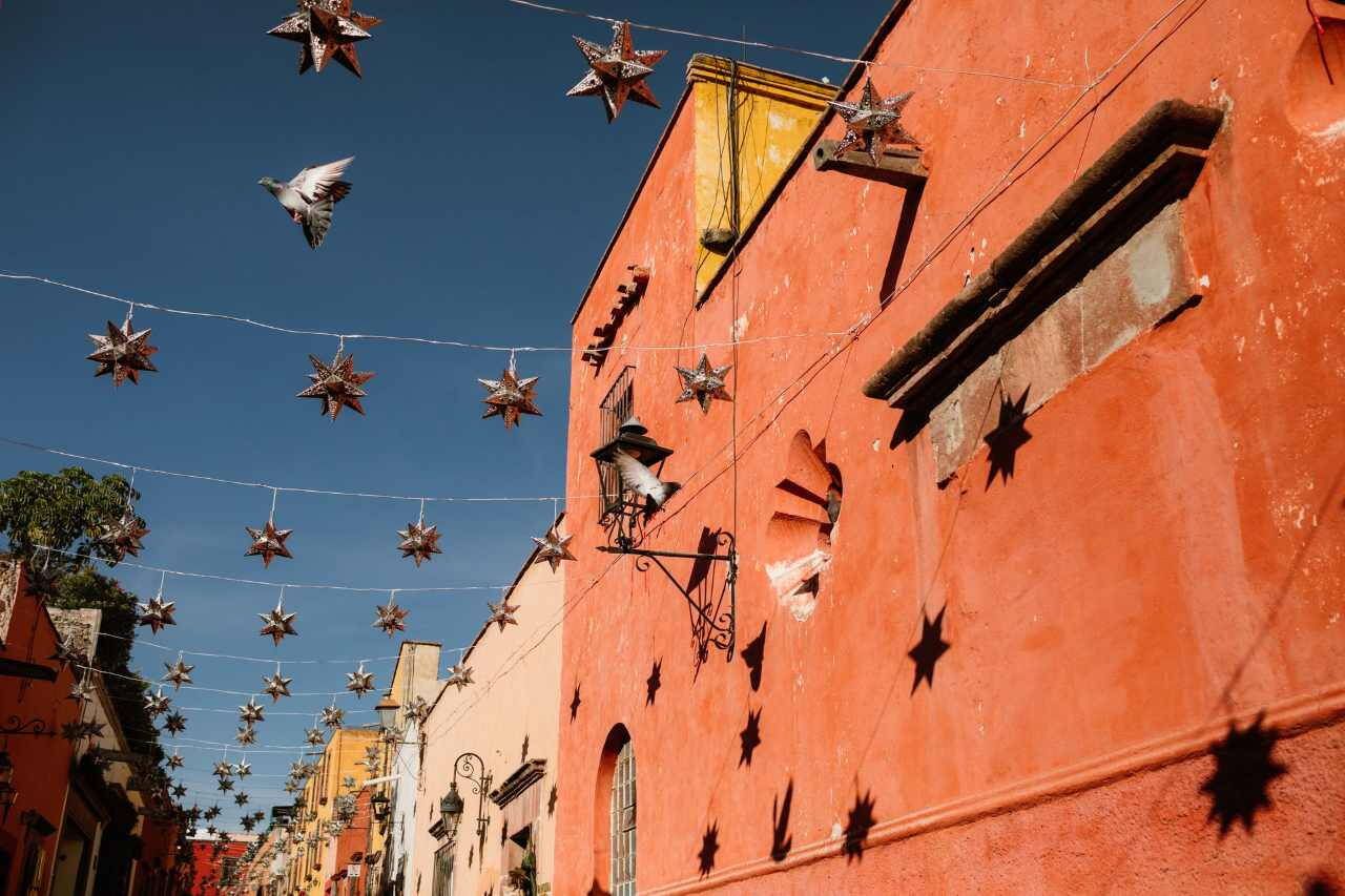 Színes homlokzat és csillagdíszek San Miguel de Allende egyik utcáján