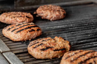 Húspogácsák sülnek a grillrácson