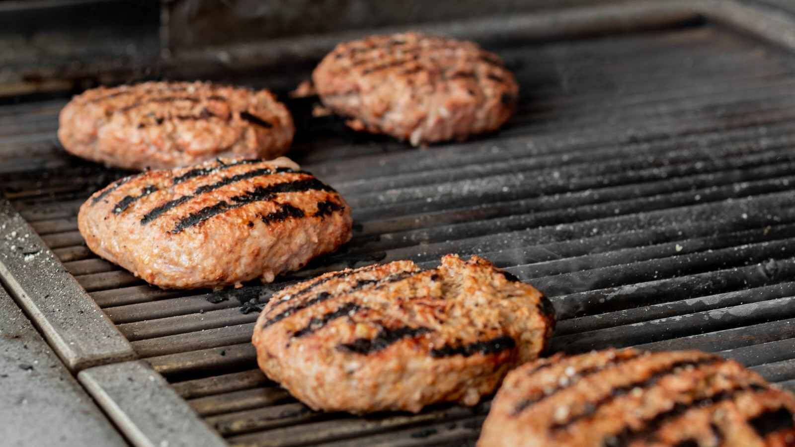 Húspogácsák sülnek a grillrácson