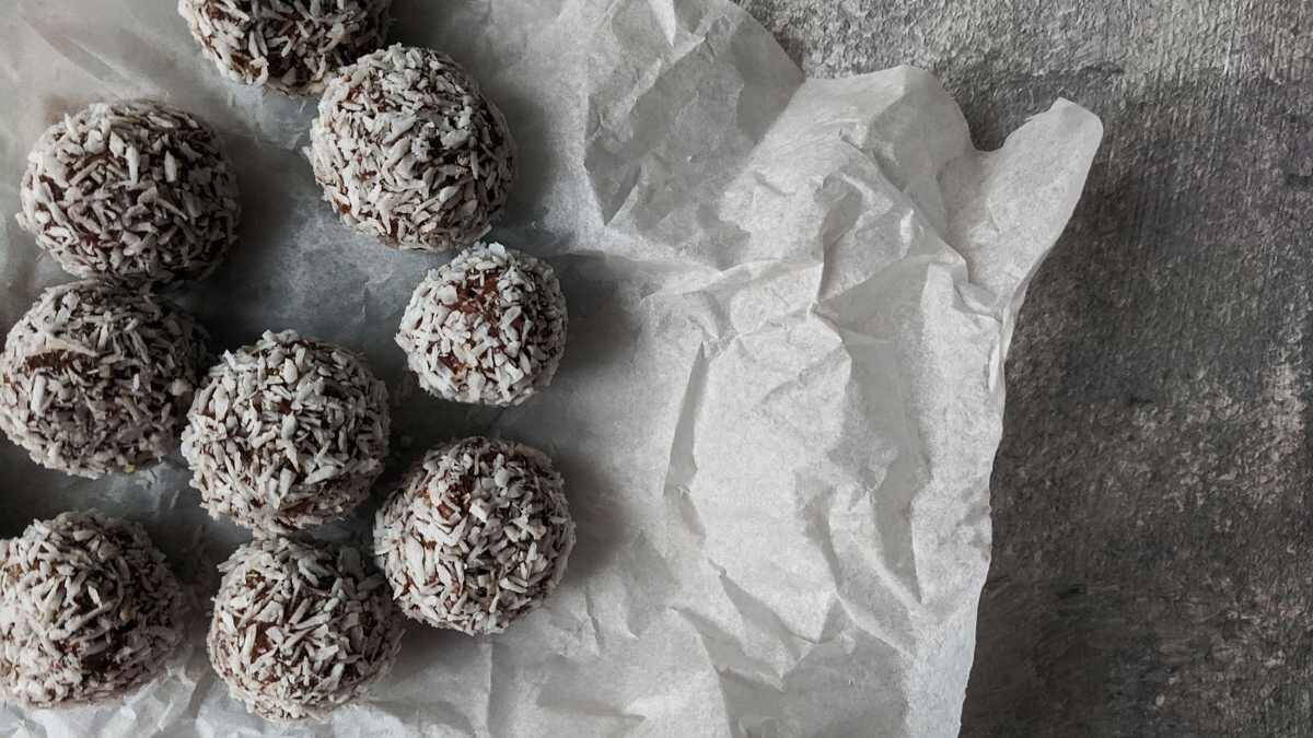 Kókuszreszelékbe forgatott kakaós golyók