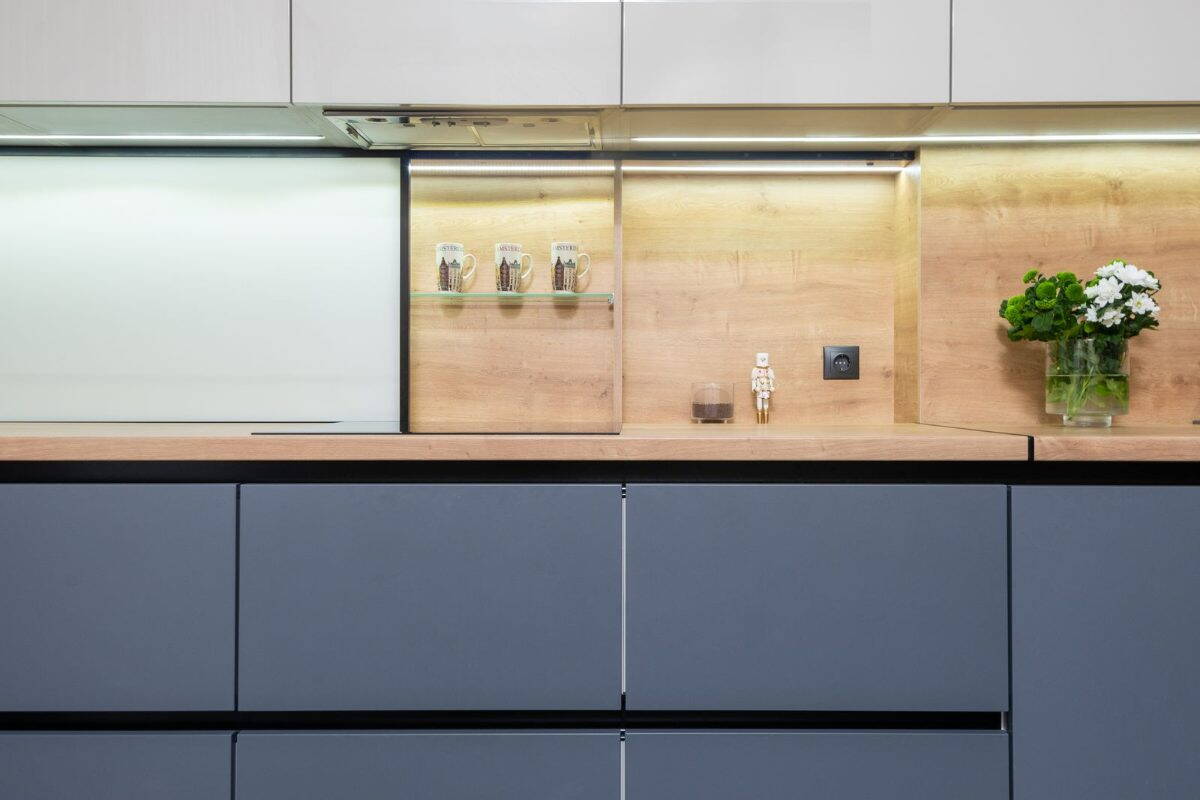 Minimalista konyha sima frontú szekrényekkel