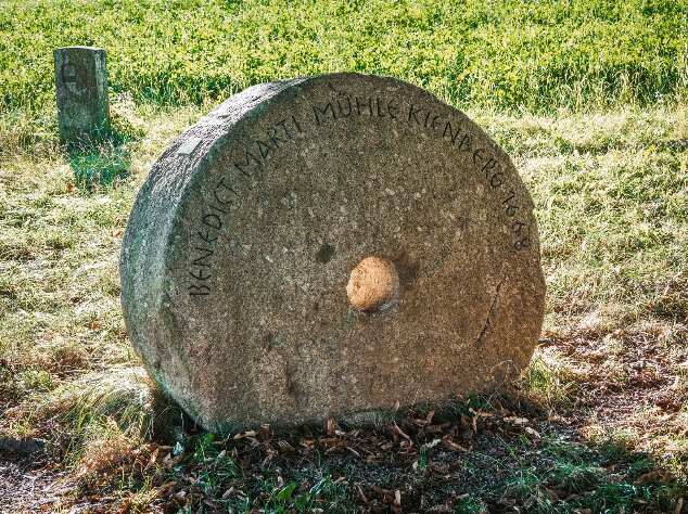 Régi malomkő a szabadban