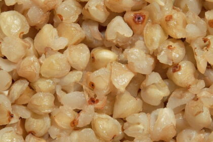 Fehér, pirítatlan hajdina szemek közelről