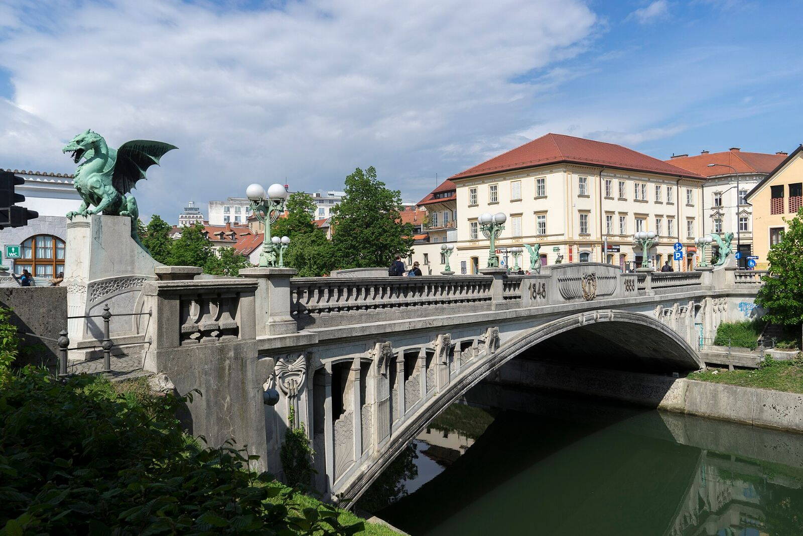 A ljubljanai Sárkányhíd rézből készült sárkányszobrai
